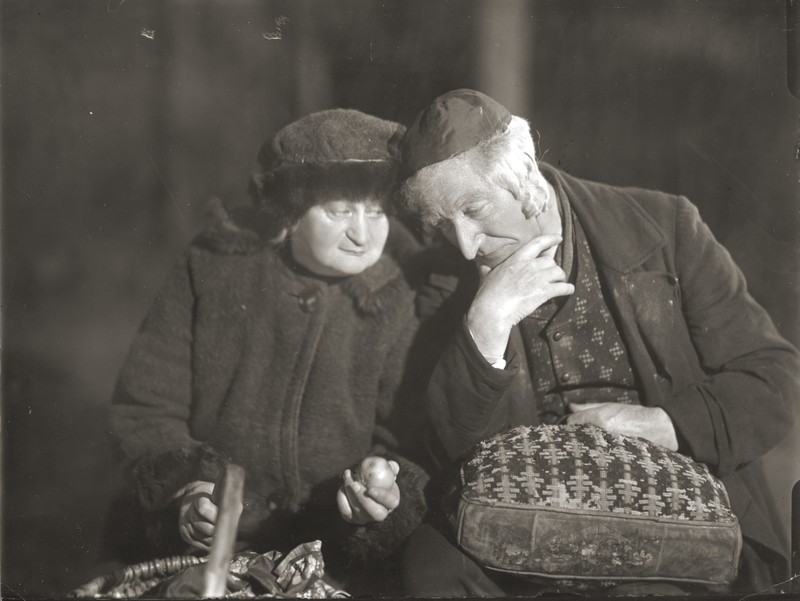 Patrasket. Oscarsteatern, 1928. Augusta Lindberg och Tore Svennberg som Farmor och Farfar Meng. <BR>Musik- och teaterbiblioteket.