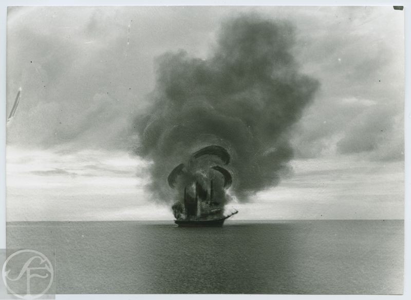 Eld ombord, 1921-1922.

En dramatisk sekvens som gav filmen Eld ombord dess slutliga titel.                Källa © 1923 AB Svensk Filmindustri
