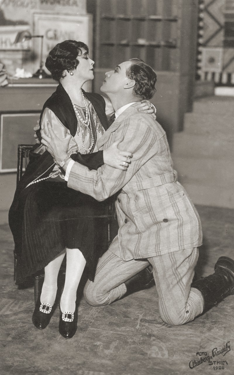 Dollar. Oscarsteatern, 1926. Tollie Zellman som Miss Julia Johnstone och Uno Henning som Doktor Johnsson.<BR>Musik- och teaterbiblioteket.
