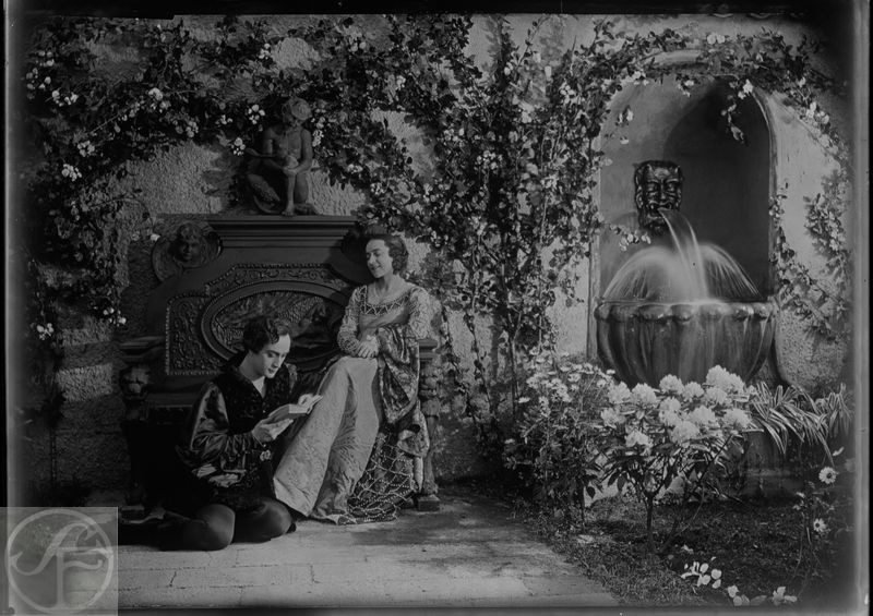 Vem dömer?, 1922.

Fru Ursula (Jenny Hasselquist) låter sig uppvaktas av den unge Bertram (Gösta Ekman), som läser ur en medeltida kärleksroman. Omgivningen utgör en elegant version av ungrenässansens idylliska kärleksmiljö – en s.k.locus amoenus. Scenen bygger på en välkänd episod i Femte sången av Dantes Divina Commedia, där den unge Paolo Malatesta  förför sin unga svägerska Francesca Polenta under den gemensamma läsningen av riddaren Lancelots kärleksäventyr. Bergman hade redan i dramat Parisina använt sig av samma stoff. 
Källa ©1922 AB Svensk Filmindustri.
